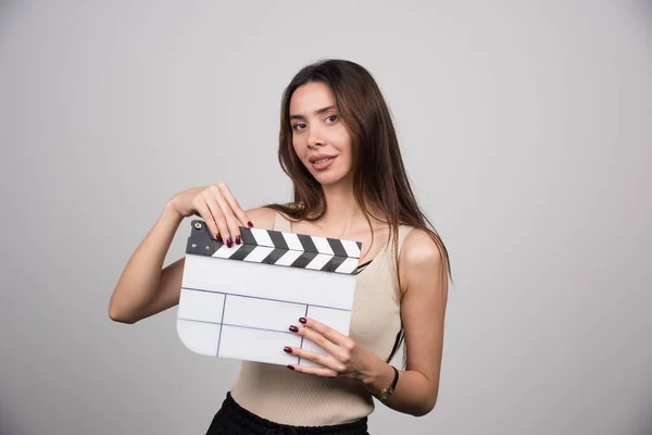 Long Haired Woman Holding Clapperboard Gray Background High Quality Photo — Stock Photo, Image