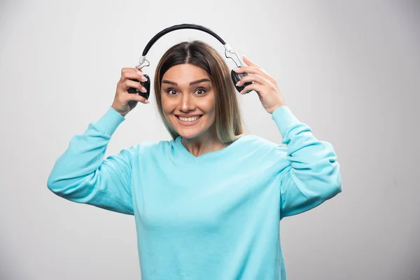 Blondýnka Modré Mikině Drží Sluchátka Připravuje Nosit Poslouchat Hudbu Kvalitní — Stock fotografie