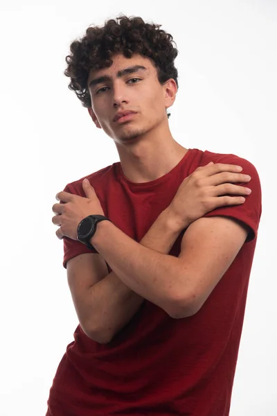 Niño Con Pelos Rizados Cruzando Brazos Foto Alta Calidad —  Fotos de Stock