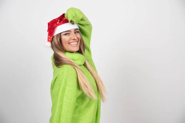 Jeune Femme Souriante Posant Dans Chapeau Rouge Père Noël Photo — Photo