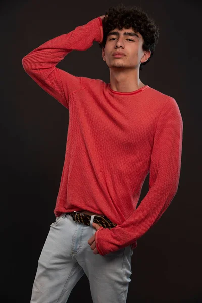 Joven Modelo Camisa Roja Posando Poniendo Las Manos Sobre Cabeza —  Fotos de Stock