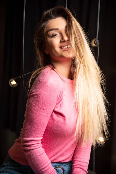 Ung Kvinna Rosa Tröja Poserar Över Julbelysning Högkvalitativt Foto — Stockfoto