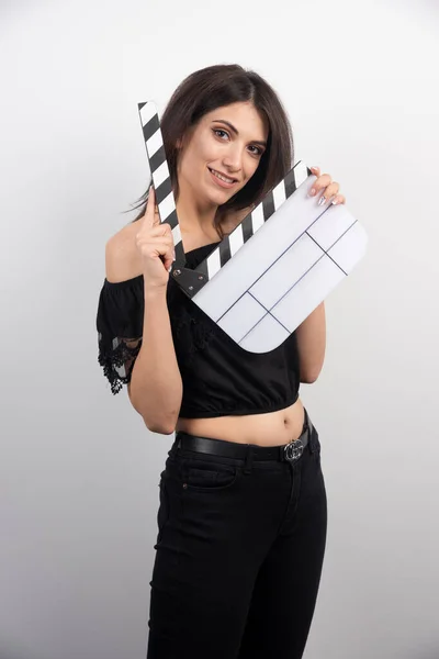 Jonge Vrouw Glimlachend Met Een Film Tape Een Witte Achtergrond — Stockfoto