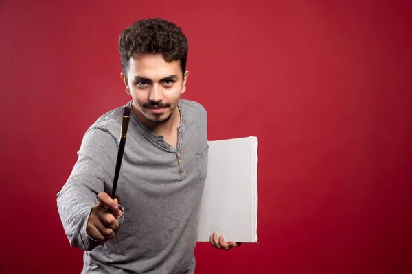 Künstler Schaut Sehr Aufmerksam Seinem Kunden Das Detaillierte Porträt Malen — Stockfoto