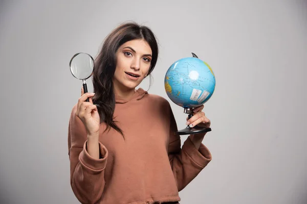 Mulher Morena Posando Com Lupa Globo Foto Alta Qualidade — Fotografia de Stock