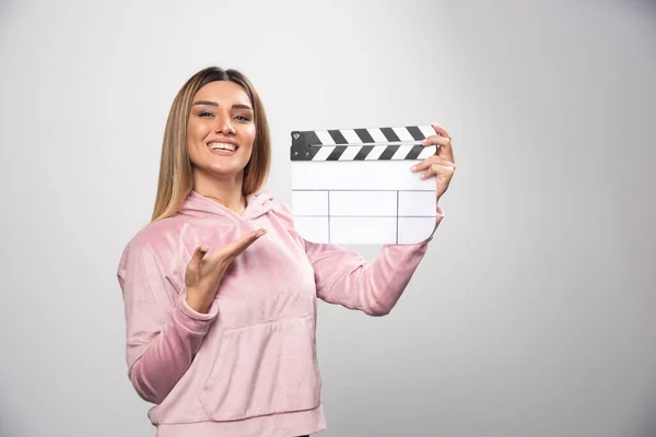 Blond Lady Pink Sweatshier Holding Blank Clapper Board Gives Natural — Stock Photo, Image