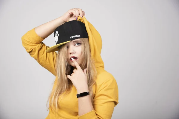 Retrato Mujer Linda Sudadera Con Capucha Posando Con Una Gorra — Foto de Stock