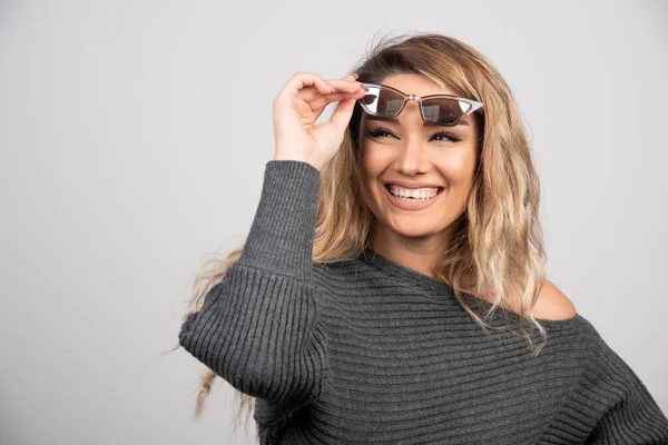 Mulher Feliz Sorrindo Com Óculos Fundo Cinza Foto Alta Qualidade — Fotografia de Stock