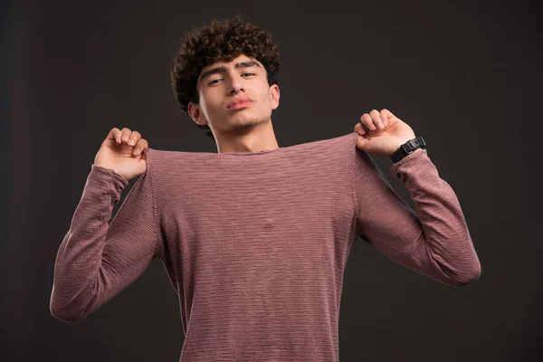 Joven Modelo Con Pelos Rizados Sosteniendo Camisa Foto Alta Calidad —  Fotos de Stock