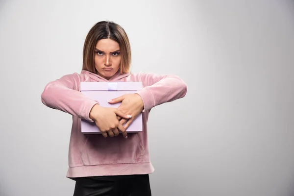 Blondýnka Mikině Objímající Svou Dárkovou Krabičku Žárlící Kvalitní Fotografie — Stock fotografie