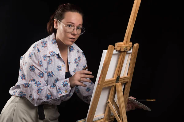 Kobieta Artystka Maluje Obraz Płótnie Ołówkiem Czarnym Tle — Zdjęcie stockowe
