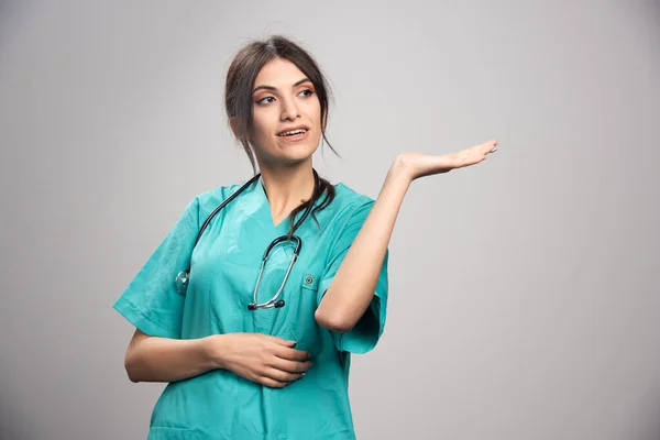 Doctora Con Estetoscopio Posando Sobre Fondo Gris Foto Alta Calidad — Foto de Stock