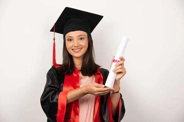 Női Diák Mutatja Diploma Fehér Háttérrel Kiváló Minőségű Fénykép — Stock Fotó