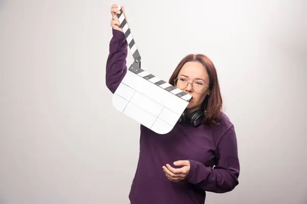 Ung Kvinna Som Håller Ett Filmband Vit Bakgrund Högkvalitativt Foto — Stockfoto