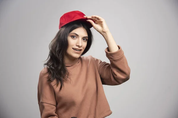 Mujer Morena Con Gorra Roja Foto Alta Calidad —  Fotos de Stock