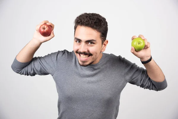 Brunett Man Håller Gröna Och Röda Äpplen Glatt Högkvalitativt Foto — Stockfoto