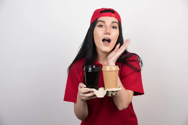 Boldog Fiatal Két Csésze Kávét Tart Fehér Háttérrel Kiváló Minőségű — Stock Fotó