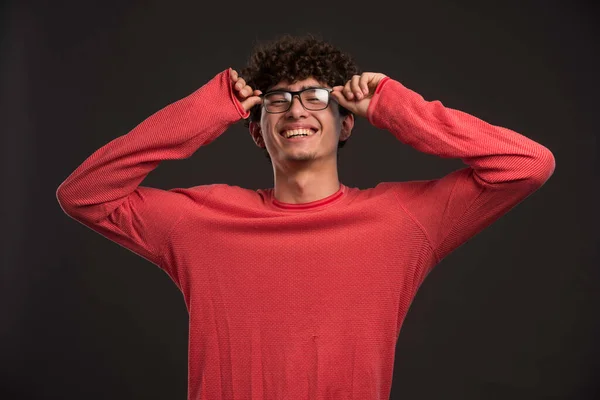 Joven Modelo Con Pelos Rizados Tocando Sus Gafas Foto Alta — Foto de Stock