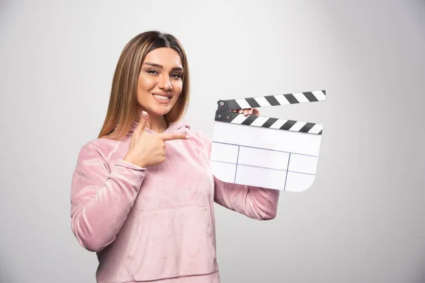 Blond Lady Pink Sweatshier Holding Blank Clapper Board Gives Natural — Stock Photo, Image