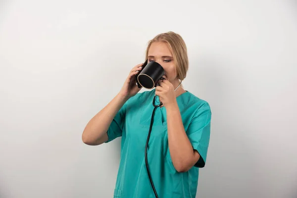 Γυναίκα Γιατρός Πίνει Τσάι Λευκό Φόντο Υψηλής Ποιότητας Φωτογραφία — Φωτογραφία Αρχείου