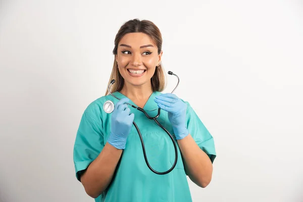 Joven Enfermera Sonriente Posando Con Estetoscopio Foto Alta Calidad — Foto de Stock