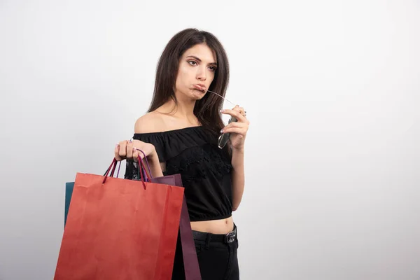 Mulher Morena Segurando Sacos Compras Óculos Fundo Branco Foto Alta — Fotografia de Stock