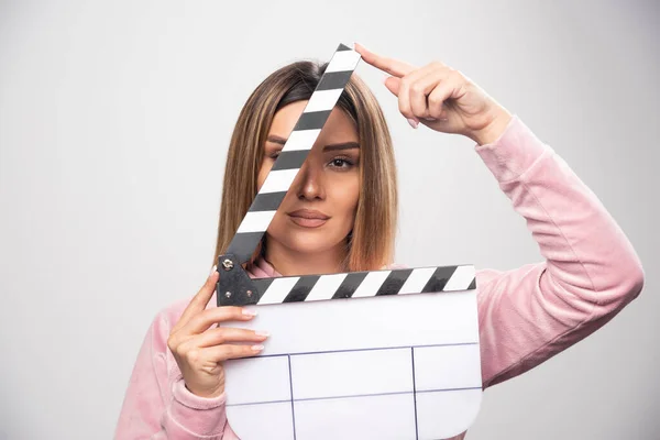 Blond Lady Pink Sweatshier Holding Blank Clapper Board Looking High — Stock Photo, Image