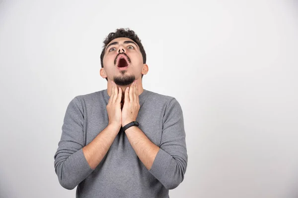 Ein Junger Mann Posiert Mit Den Händen Vor Einer Weißen — Stockfoto