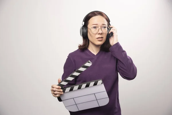 Mujer Joven Sosteniendo Una Cinta Cine Sobre Fondo Blanco Foto — Foto de Stock