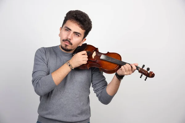 Musiker Überprüft Und Fixiert Die Melodie Seiner Geige Hochwertiges Foto — Stockfoto