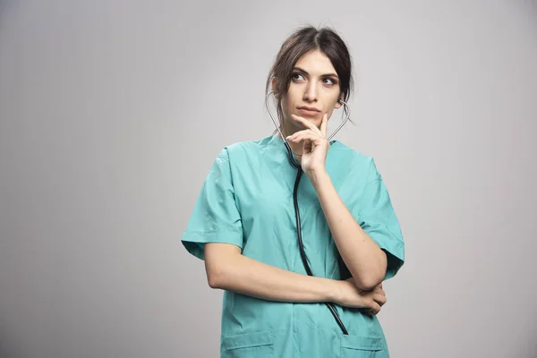 Médica Feminina Com Estetoscópio Sobre Fundo Cinza Foto Alta Qualidade — Fotografia de Stock