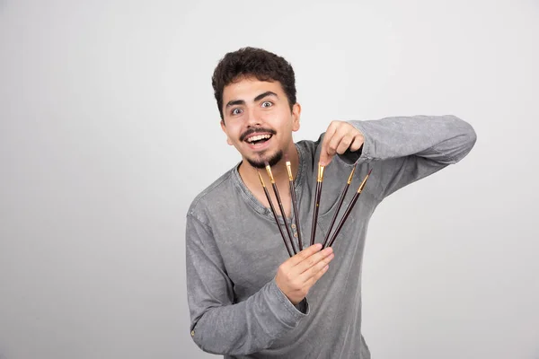Sanatçı Yeni Fırçalarını Tutuyor Sanat Yaratmaktan Çok Etkileniyor Yüksek Kalite — Stok fotoğraf