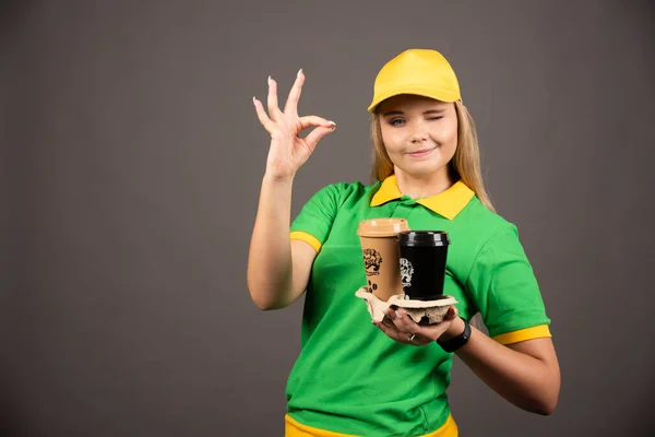 Деликатесная Женщина Держит Чашки Кофе Показывает Хороший Жест Высокое Качество — стоковое фото