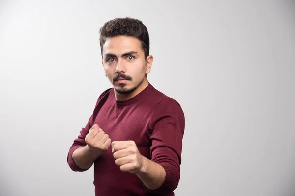 Homem Morena Séria Posando Foto Alta Qualidade — Fotografia de Stock