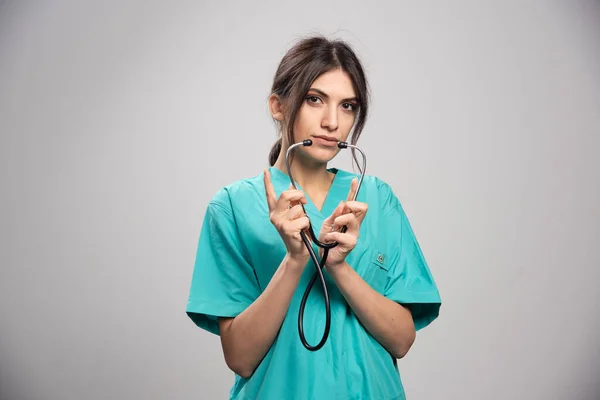 グレーの背景に聴診器を装着した女性医師 高品質の写真 — ストック写真
