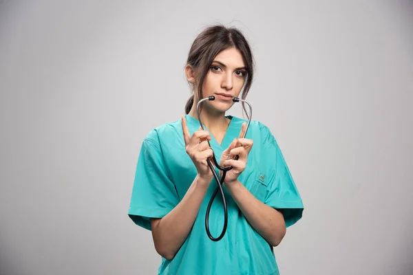 Doctora Con Estetoscopio Posando Sobre Fondo Gris Foto Alta Calidad — Foto de Stock