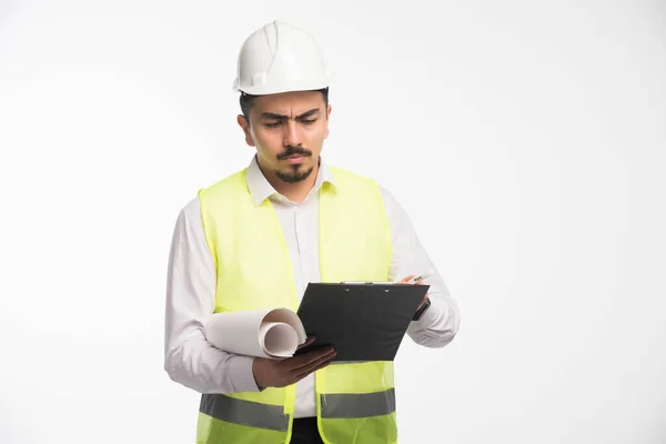 Ingeniero Uniforme Revisando Lista Tareas Foto Alta Calidad — Foto de Stock