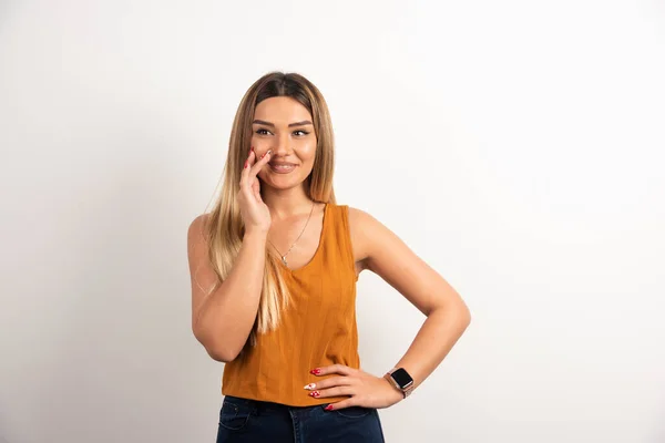 Sorrindo Muito Jovem Mulher Adulta Olhando Para Câmera Posando Foto — Fotografia de Stock