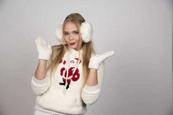 Молода Жінка Зимовому Вбранні Позує Камеру Високоякісна Фотографія — стокове фото