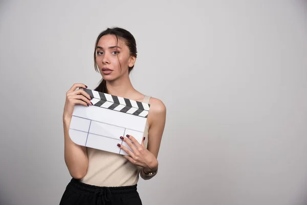 Wanita Elegan Dalam Kemeja Krem Memegang Clapperboard Foto Berkualitas Tinggi — Stok Foto