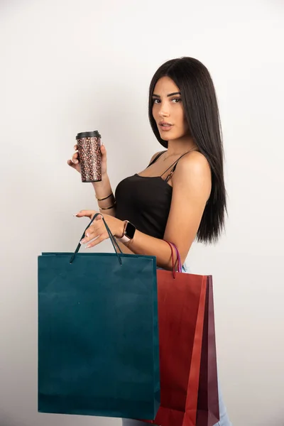 Mulher Bonita Segurando Café Sacos Compras Foto Alta Qualidade — Fotografia de Stock