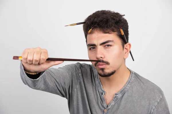 Sanatçı Fırçasını Kafasına Dayayıp Yaratıcı Fikirleri Düşünüyor Yüksek Kalite Fotoğraf — Stok fotoğraf