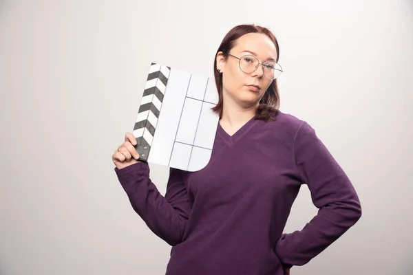 Mujer Joven Posando Con Una Cinta Cine Sobre Fondo Blanco — Foto de Stock