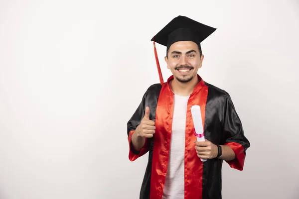 Boldog Férfi Diák Diplomával Hüvelykujjával Fehér Háttérrel Kiváló Minőségű Fénykép — Stock Fotó