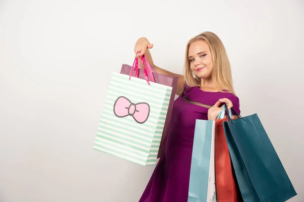 Blonde Shopaholic Tragen Bunte Einkaufstüten Hochwertiges Foto — Stockfoto