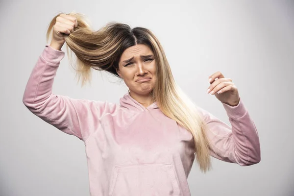 Donna Bionda Felpa Rosa Sente Insoddisfatta Suoi Capelli Asciutti Colore — Foto Stock