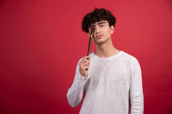 Joven Artista Masculino Posando Con Pinceles Foto Alta Calidad — Foto de Stock
