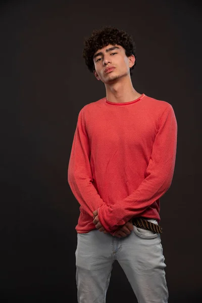 Young Model Red Shirt Posing Putting Hands Together High Quality — Stock Photo, Image