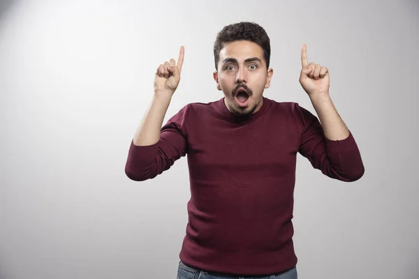 Homem Morena Chocado Mostrando Dedos Para Cima Posando Foto Alta — Fotografia de Stock