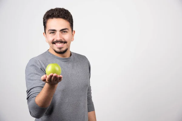 Bruneta Drží Zelené Jablko Šťastně Kvalitní Fotografie — Stock fotografie